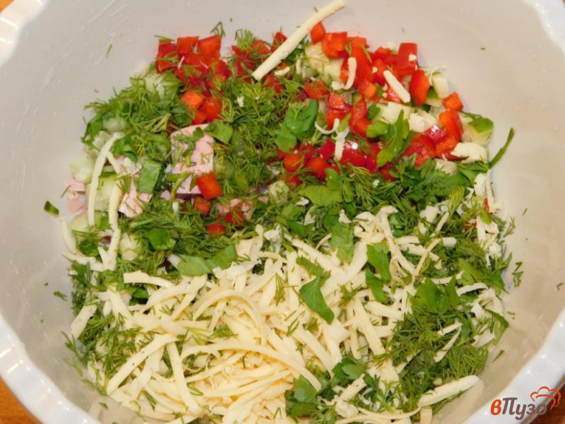Фото приготовление рецепта: Салат с колбасой и болгарским перцем шаг №3