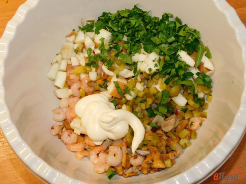 Фото приготовление рецепта: Грибной салат с креветками шаг №4