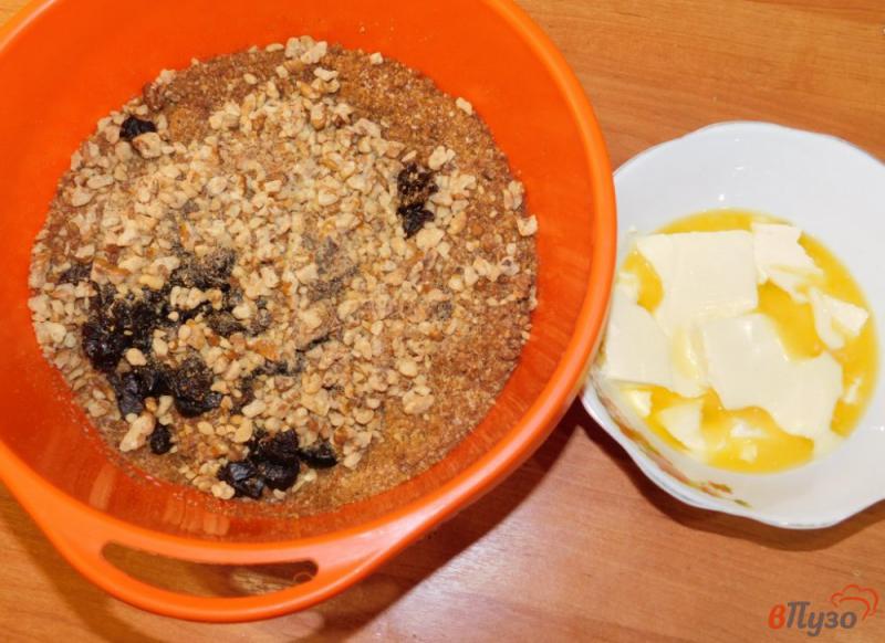Фото приготовление рецепта: Пирожное «Картошка» с орехами и черносливом шаг №4