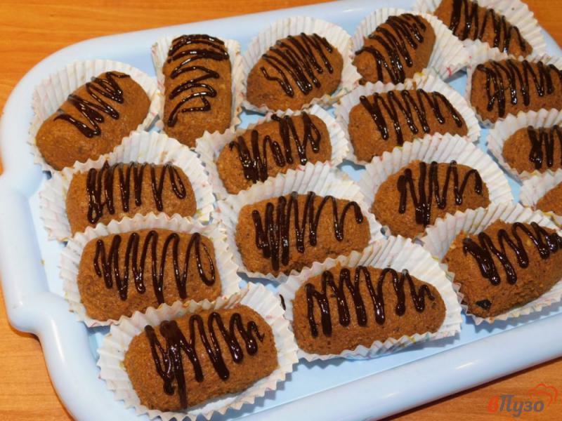 Фото приготовление рецепта: Пирожное «Картошка» с орехами и черносливом шаг №6