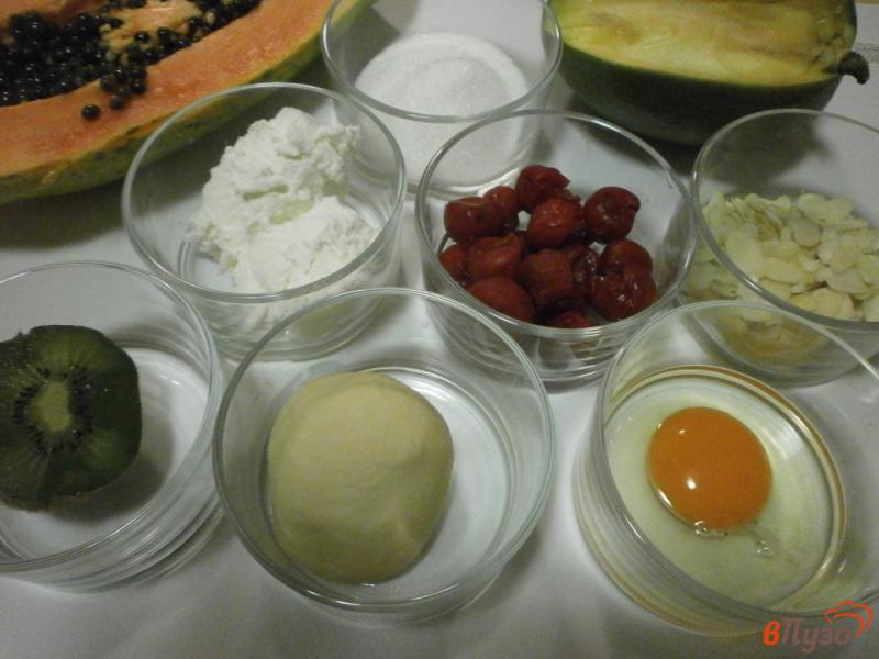 Фото приготовление рецепта: Яичный пирог с творогом и тропическими фруктами шаг №1