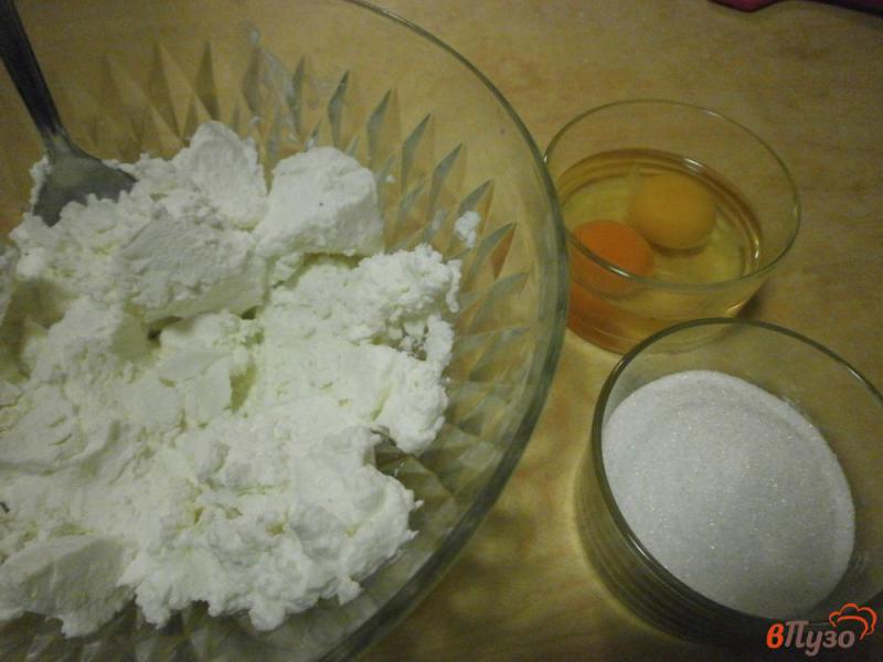 Фото приготовление рецепта: Яичный пирог с творогом и тропическими фруктами шаг №5
