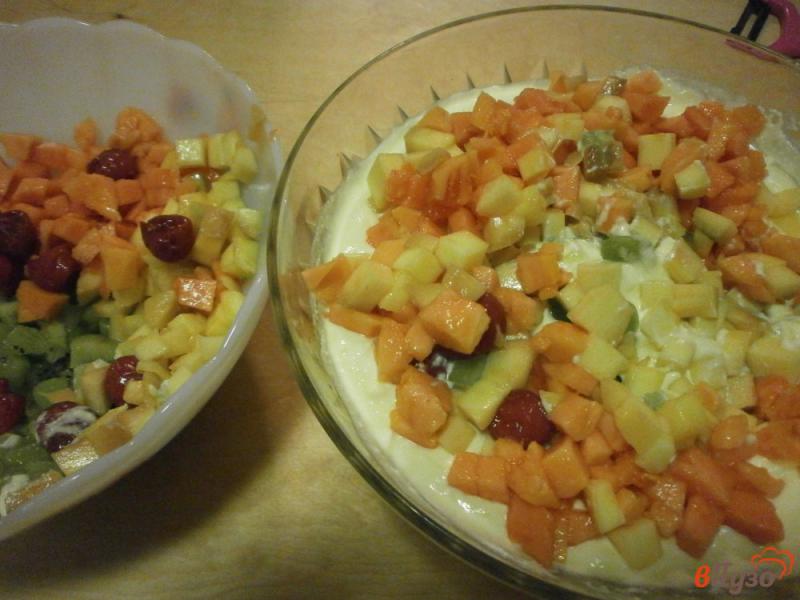 Фото приготовление рецепта: Яичный пирог с творогом и тропическими фруктами шаг №6