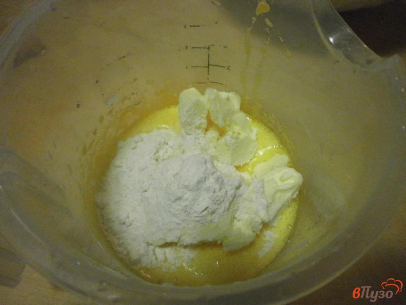 Фото приготовление рецепта: Яичный пирог с творогом и тропическими фруктами шаг №7