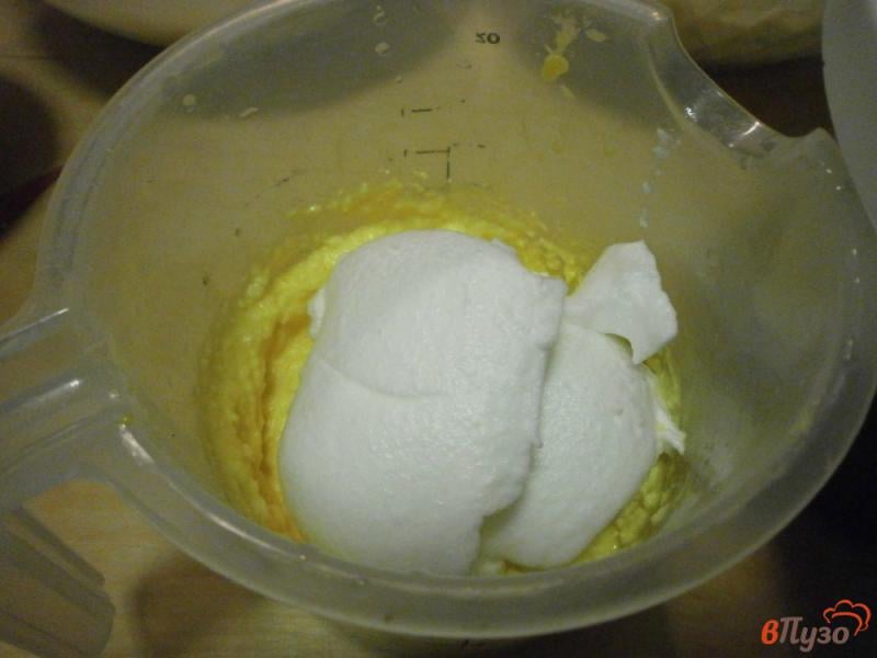 Фото приготовление рецепта: Яичный пирог с творогом и тропическими фруктами шаг №9
