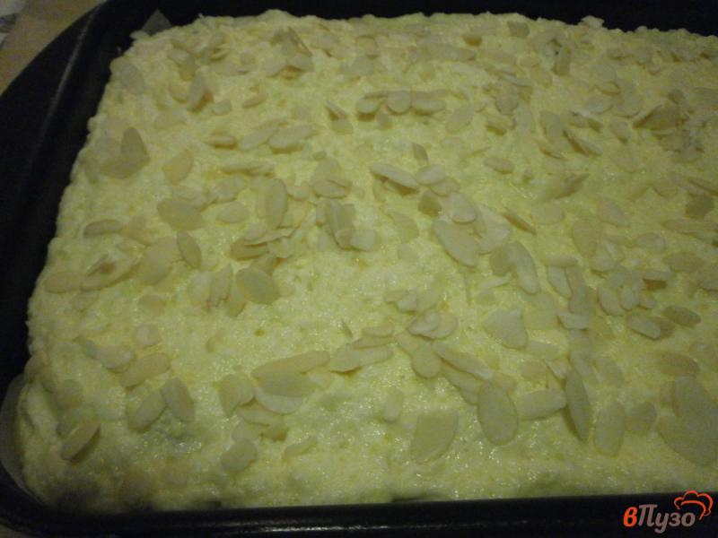 Фото приготовление рецепта: Яичный пирог с творогом и тропическими фруктами шаг №12