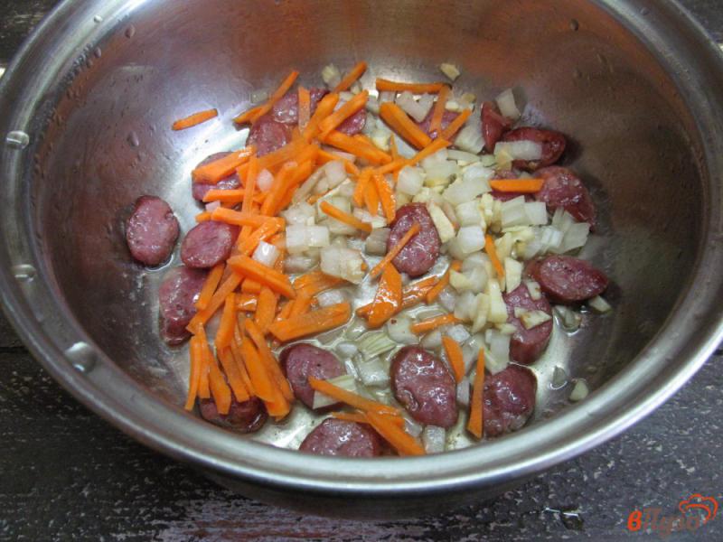 Фото приготовление рецепта: Сливочный суп с колбасками и грибами шаг №2
