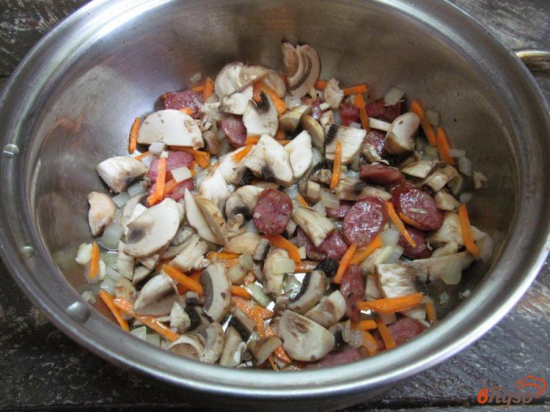 Фото приготовление рецепта: Сливочный суп с колбасками и грибами шаг №3