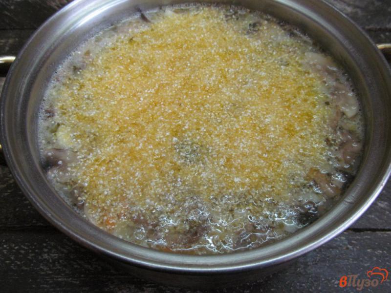 Фото приготовление рецепта: Сливочный суп с колбасками и грибами шаг №6