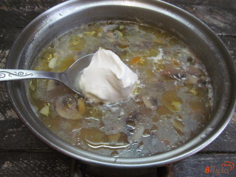 Фото приготовление рецепта: Сливочный суп с колбасками и грибами шаг №7