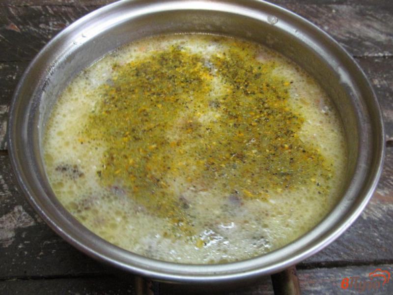 Фото приготовление рецепта: Сливочный суп с колбасками и грибами шаг №8