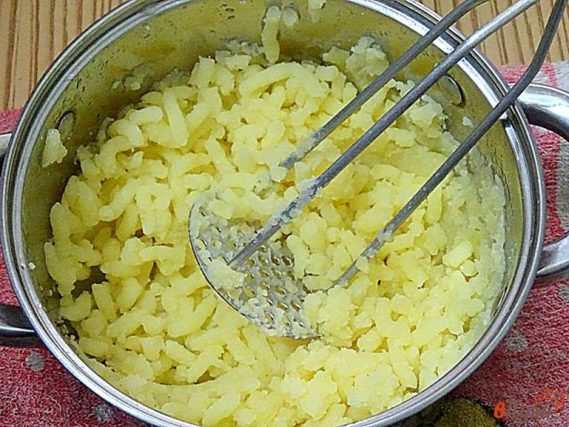 Фото приготовление рецепта: Чебуреки с картофелем и грибпми шаг №2