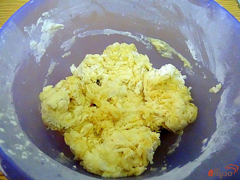 Фото приготовление рецепта: Чебуреки с картофелем и грибпми шаг №4