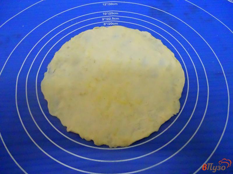 Фото приготовление рецепта: Чебуреки с картофелем и грибпми шаг №5