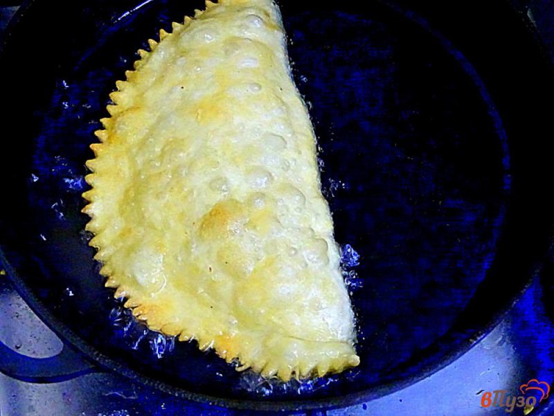 Фото приготовление рецепта: Чебуреки с картофелем и грибпми шаг №7