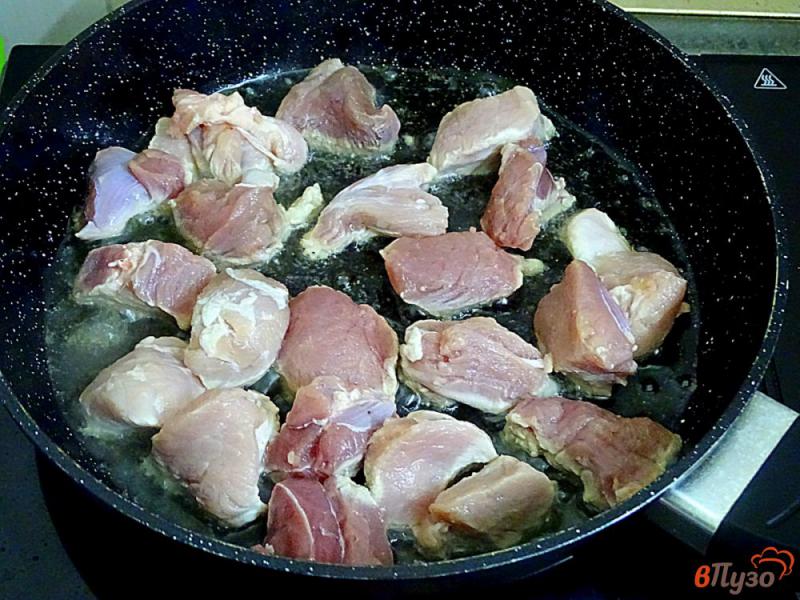 Фото приготовление рецепта: Классический гуляш из свинины шаг №3