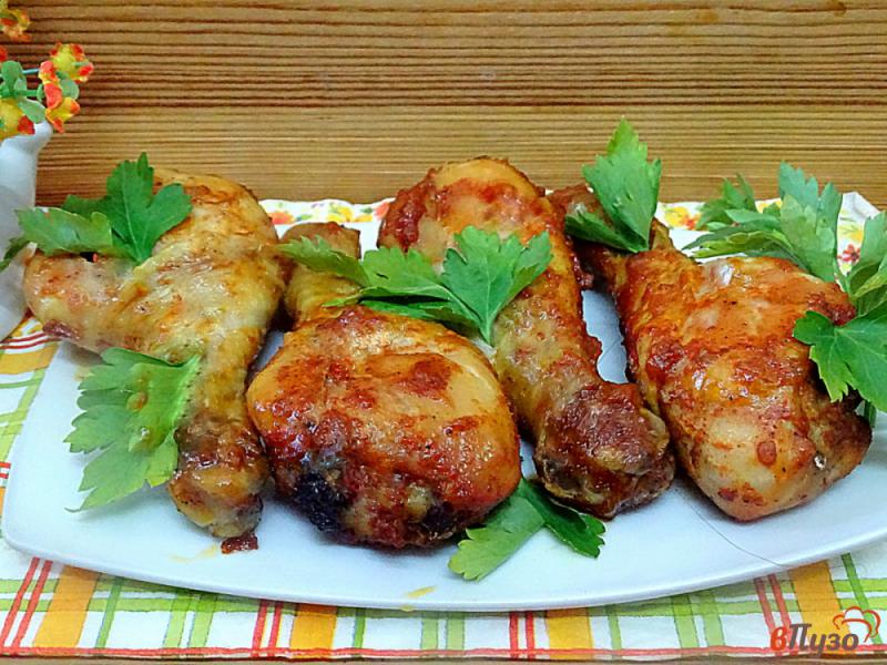 Фото приготовление рецепта: Куриные голени запеченные в кетчупе шаг №9