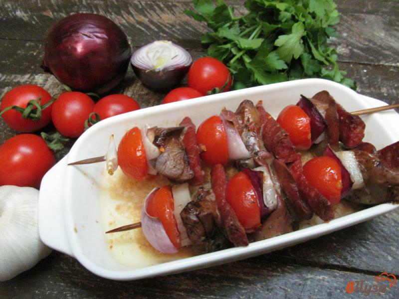 Фото приготовление рецепта: Шашлыки из куриной печени с помидором черри и колбасками шаг №4