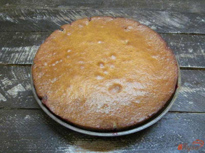 Фото приготовление рецепта: Перевернутый пирог с ананасом шаг №8