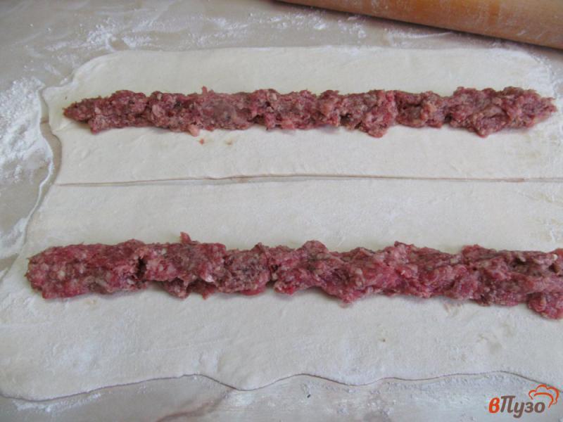Фото приготовление рецепта: Мини пирожки с мясом из слоеного теста шаг №2
