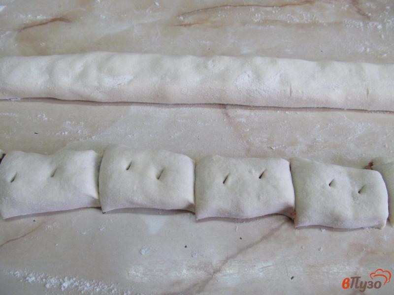 Фото приготовление рецепта: Мини пирожки с мясом из слоеного теста шаг №3