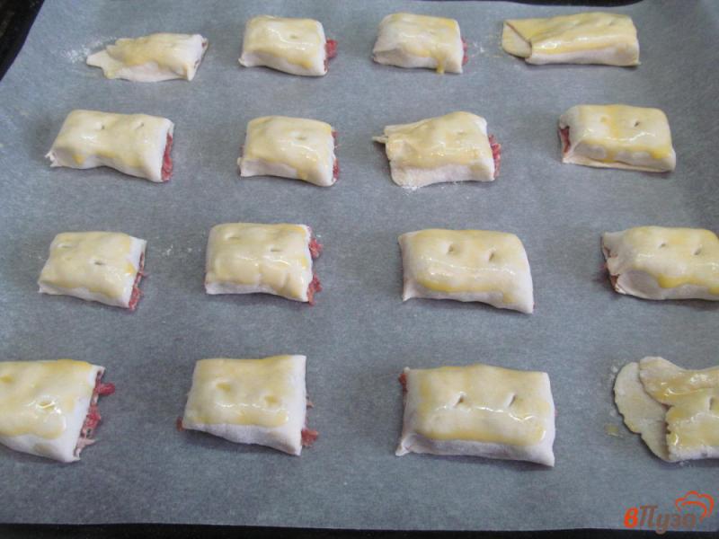 Фото приготовление рецепта: Мини пирожки с мясом из слоеного теста шаг №4