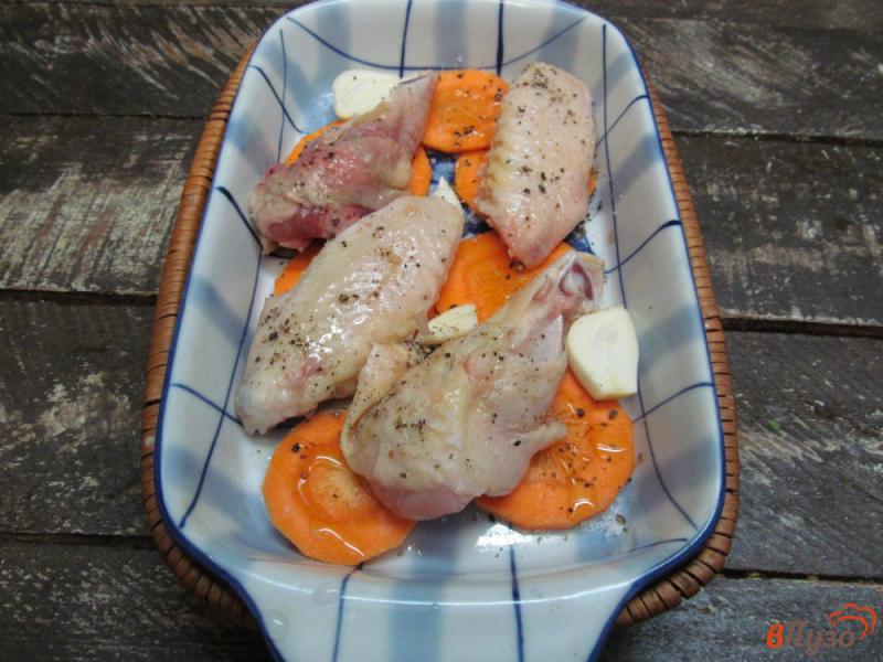 Фото приготовление рецепта: Запеченные куриные крылья с овощами шаг №1