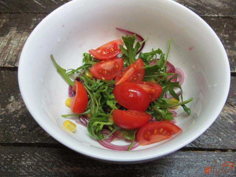 Фото приготовление рецепта: Салат из помидора черри с оливками и рукколой шаг №3