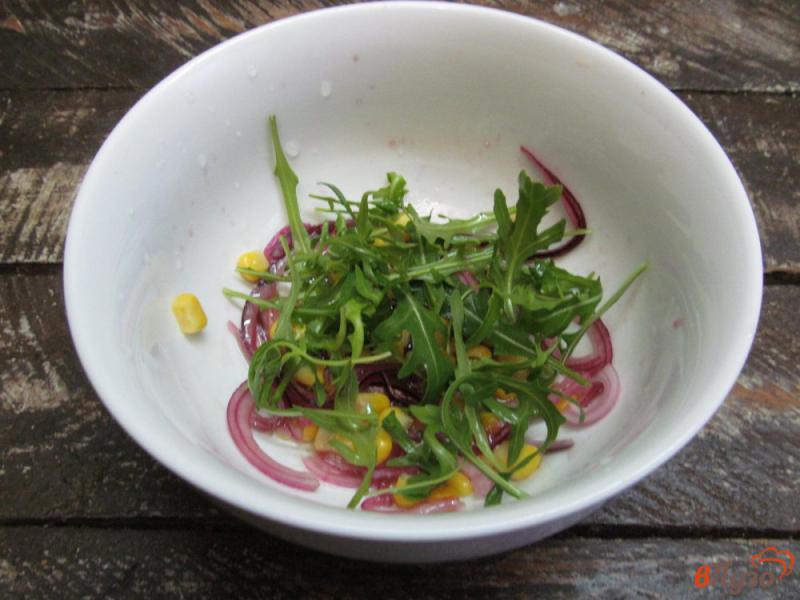 Фото приготовление рецепта: Салат из помидора черри с оливками и рукколой шаг №2