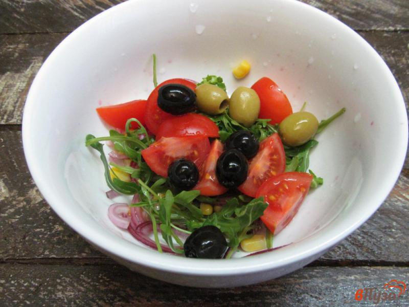 Фото приготовление рецепта: Салат из помидора черри с оливками и рукколой шаг №4