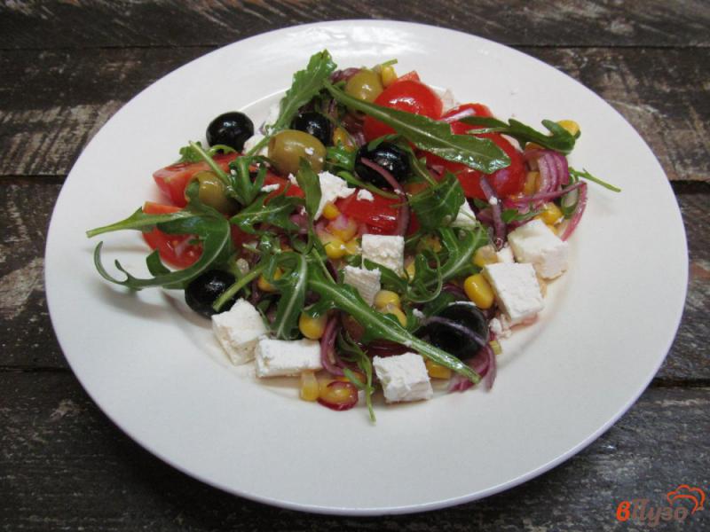 Фото приготовление рецепта: Салат из помидора черри с оливками и рукколой шаг №6