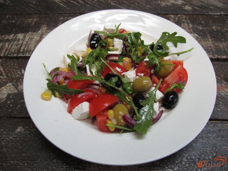 Фото приготовление рецепта: Салат из помидора черри с оливками и рукколой шаг №5