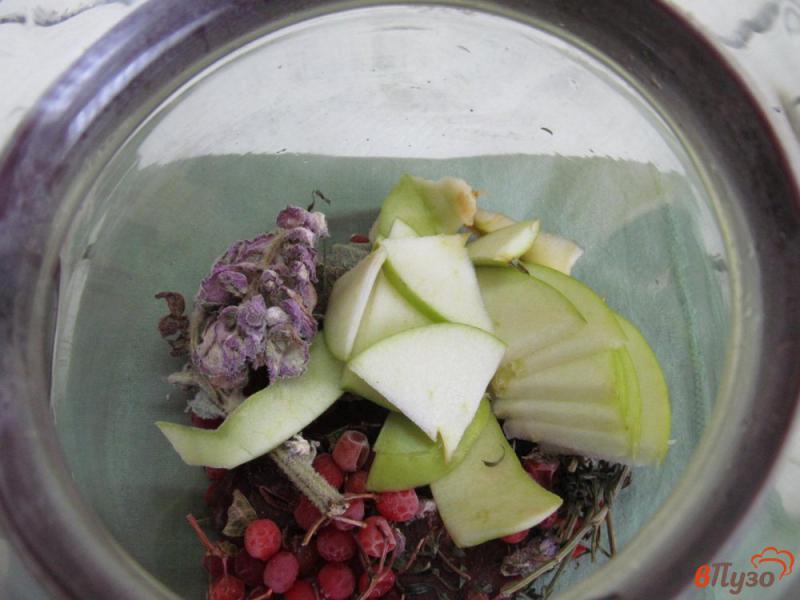 Фото приготовление рецепта: Напиток из ягод годжи с шалфеем и сухой грушей шаг №4