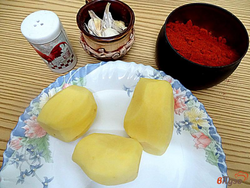 Фото приготовление рецепта: Картофель жареный с паприкой и чесноком шаг №1