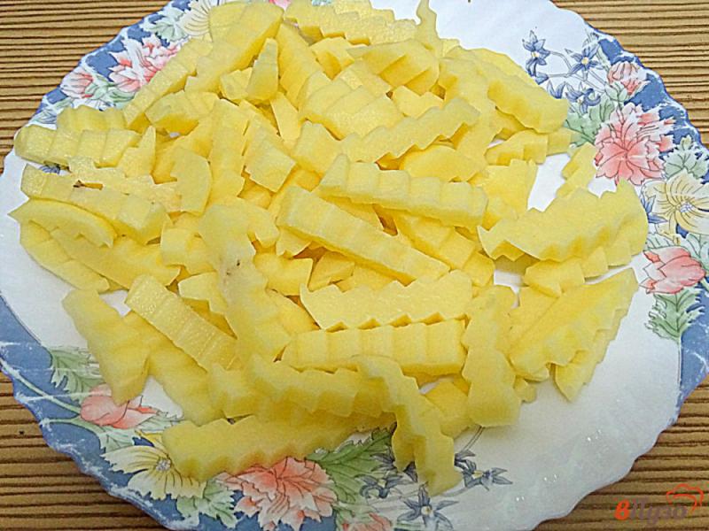 Фото приготовление рецепта: Картофель жареный с паприкой и чесноком шаг №5