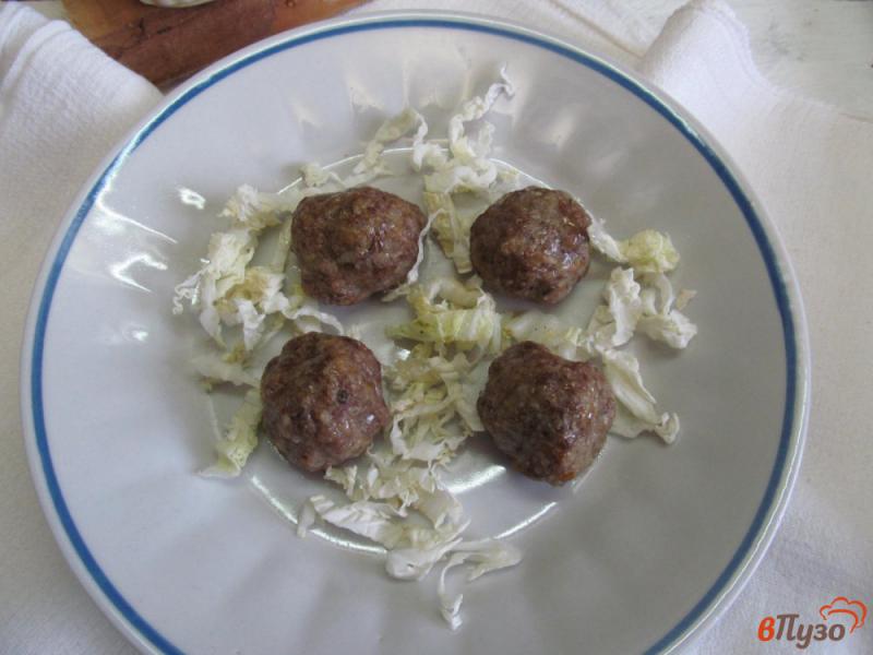 Фото приготовление рецепта: Говяжьи фрикадельки с греческим салатом шаг №5