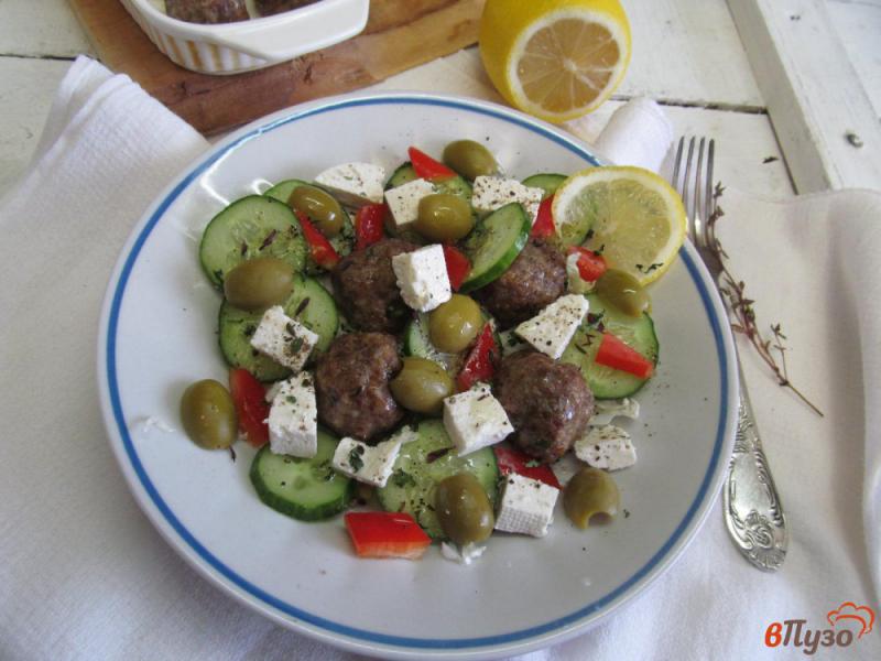 Фото приготовление рецепта: Говяжьи фрикадельки с греческим салатом шаг №6