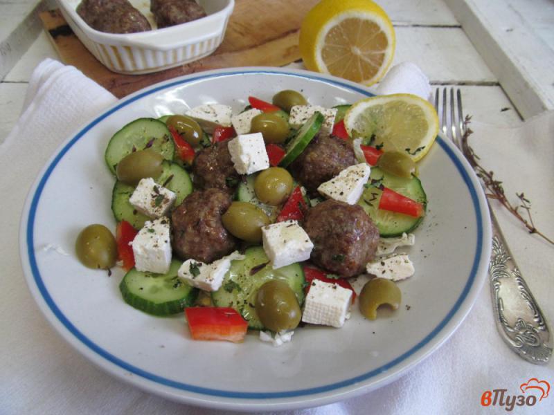 Фото приготовление рецепта: Говяжьи фрикадельки с греческим салатом шаг №7