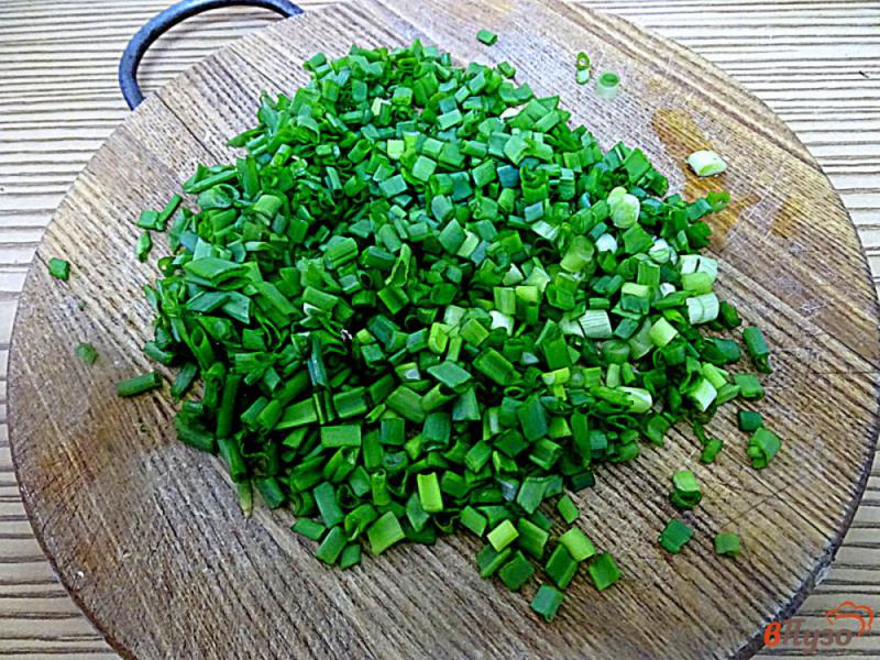 Фото приготовление рецепта: Салат из творога, огурцов и зелёного лука шаг №2