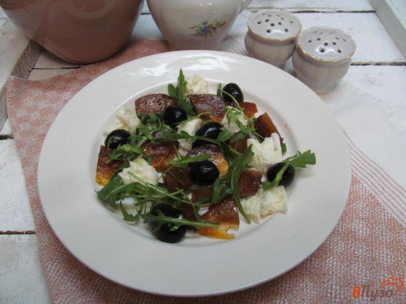 Фото приготовление рецепта: Салат с хурмой и моцареллой шаг №4