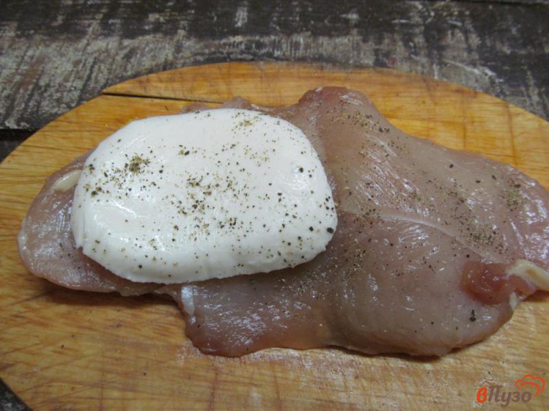 Фото приготовление рецепта: Запеченное куриное филе с сыром моцарелла шаг №3