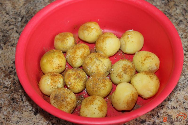 Фото приготовление рецепта: Шашлычки из картофеля с карри шаг №3