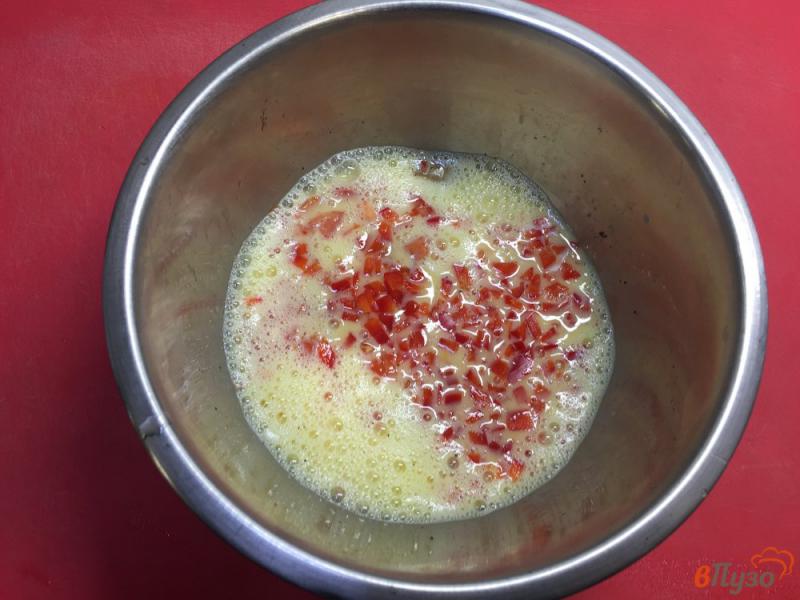 Фото приготовление рецепта: Омлет с болгарским перцем, фетой и томатами шаг №4