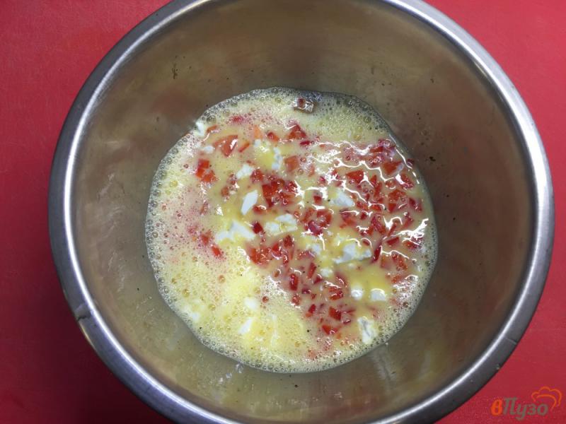 Фото приготовление рецепта: Омлет с болгарским перцем, фетой и томатами шаг №5