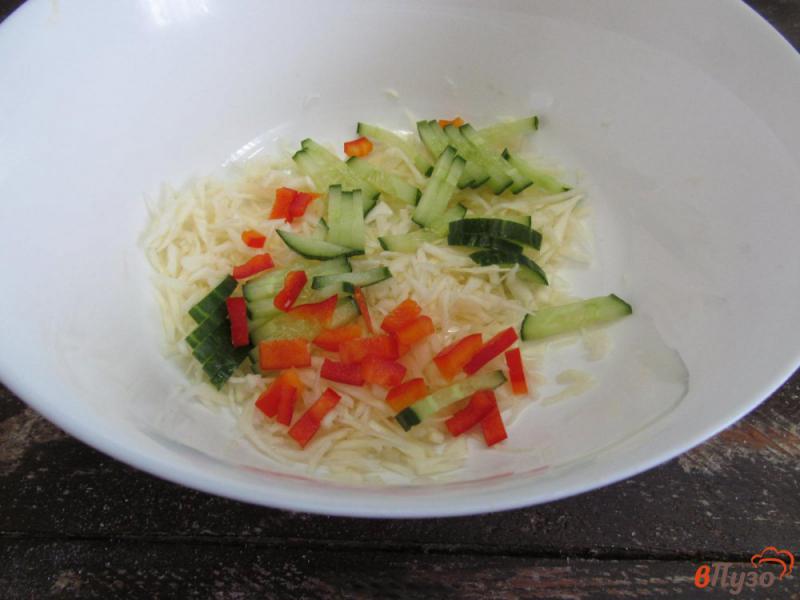 Фото приготовление рецепта: Капустный салат с жареными колбасками шаг №3