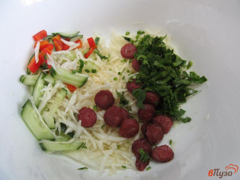 Фото приготовление рецепта: Капустный салат с жареными колбасками шаг №5