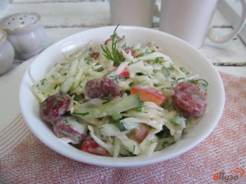 Фото приготовление рецепта: Капустный салат с жареными колбасками шаг №7