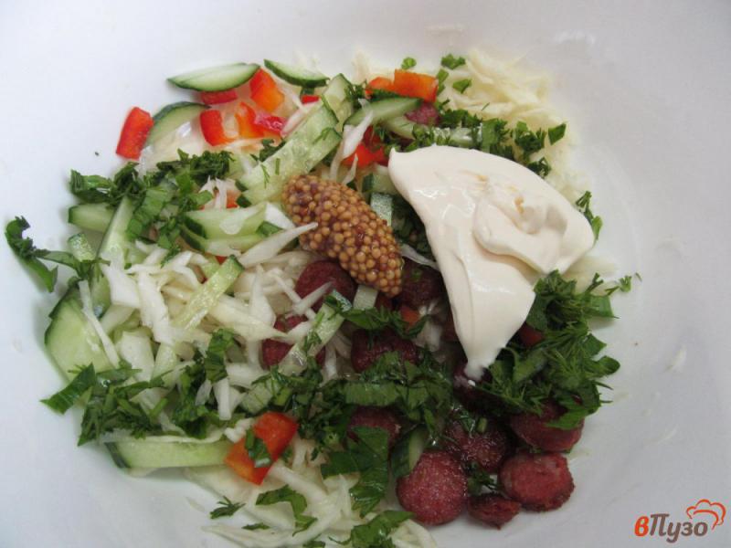 Фото приготовление рецепта: Капустный салат с жареными колбасками шаг №6