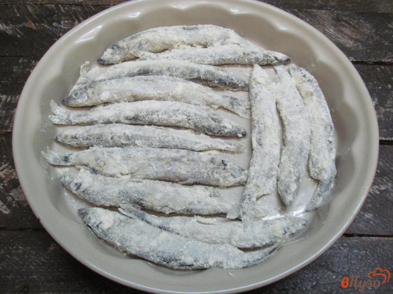 Фото приготовление рецепта: Запеченная мойва с кукурузной муке шаг №4