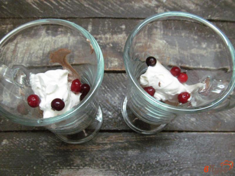 Фото приготовление рецепта: Десерт из творога с ягодами и взбитыми сливками шаг №6
